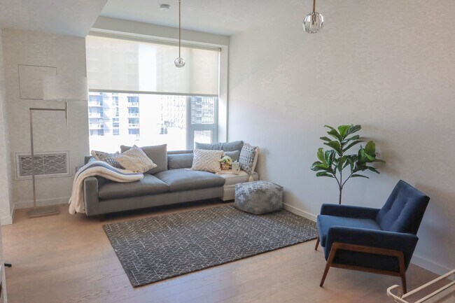 Building Photo - Luxurious Jewel high-rise condo unit; FULL...