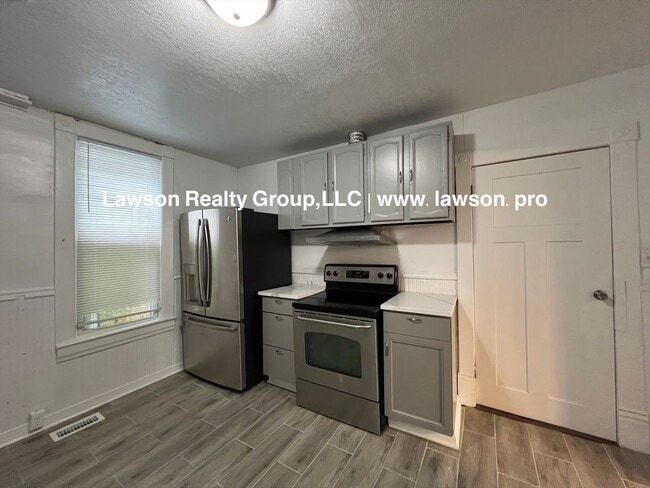 Building Photo - 1208 Chapman Ave SW