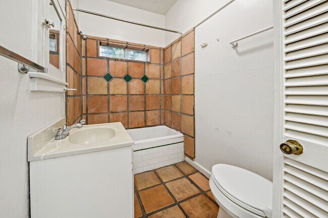 Building Photo - 2401