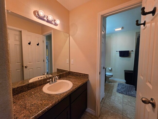 Building Photo - 302 Date Palm Dr