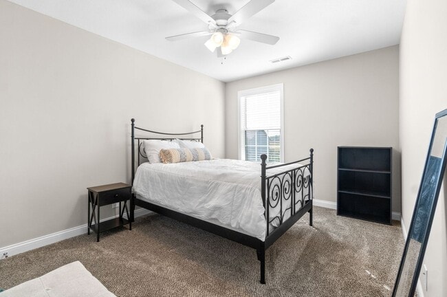 Building Photo - 3 Bedroom 2 1/2 Bath Pet Friendly Home For Rent!