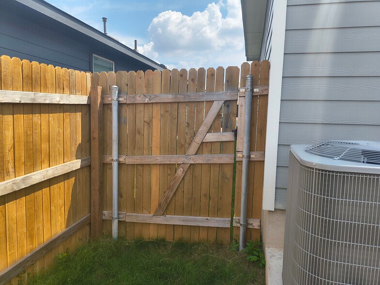 Building Photo - Room in House on Arnold Lp