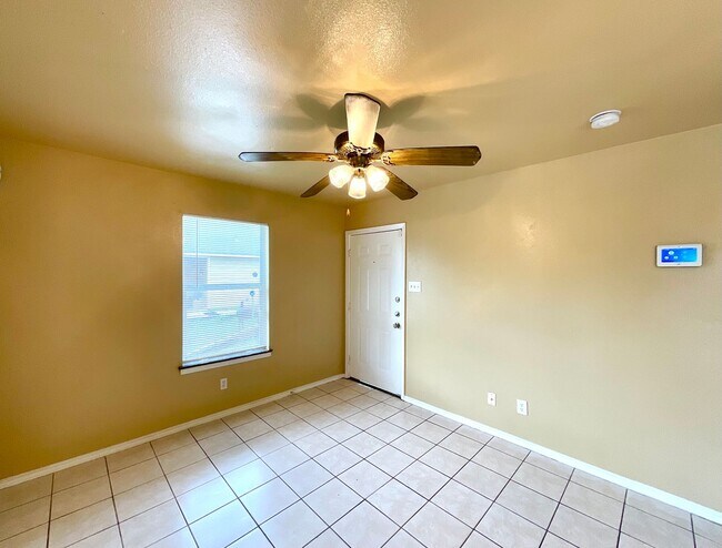 Building Photo - Convenient & Low-Maintenance Living Near St. Mary’s University!