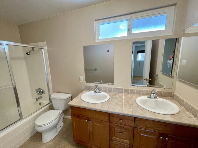 Building Photo - Beautiful 4B/2.5BA House in Oceanside w/ Attached Garage & W/D!