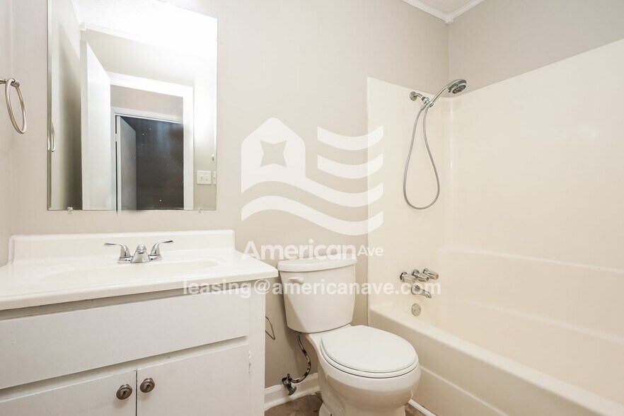 Building Photo - 2557 Saratoga Dr