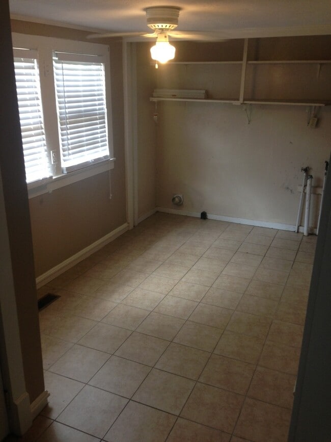 Building Photo - 818 E 9th St