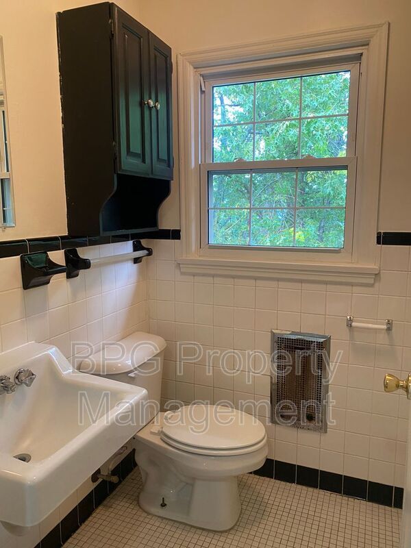 Building Photo - 307 Wintergreen Ave