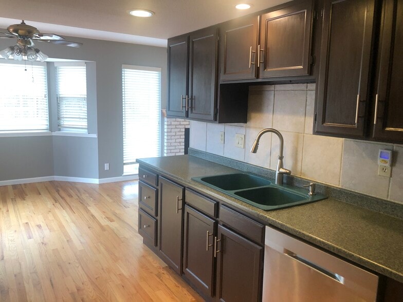 Building Photo - 8602 Alpine Valley Dr
