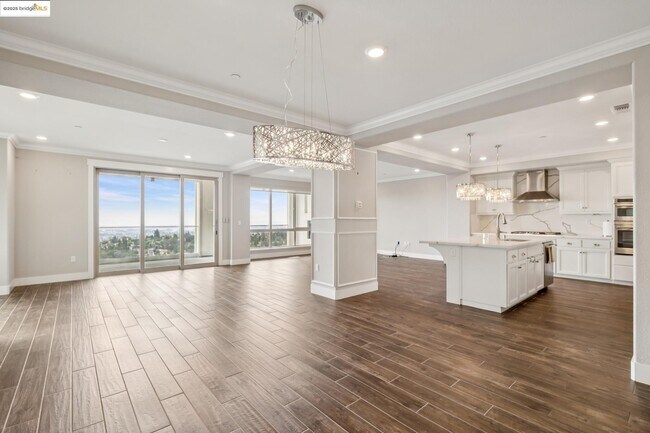 Building Photo - 6733 Skyview Dr
