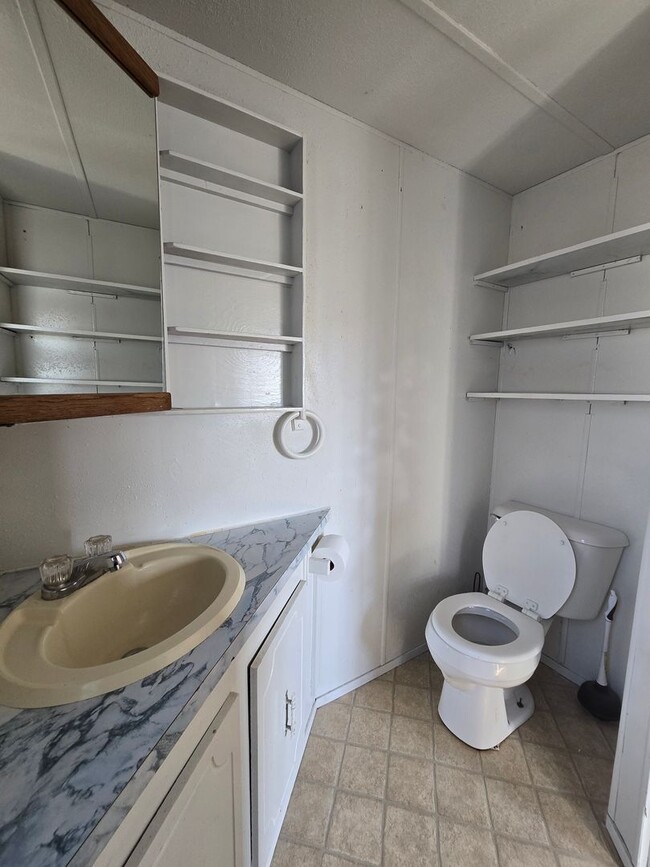 Building Photo - 2 Bed, 2 Bath 1 Office Space Trailer House