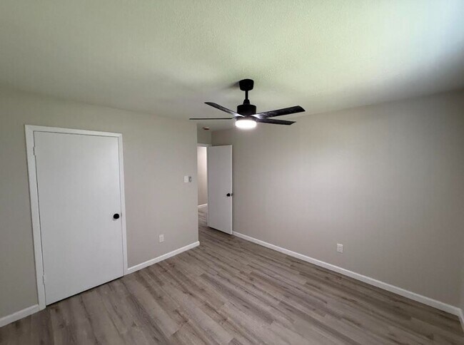 Building Photo - AVAILABLE NOW - (SECTION 8 ACCEPTED)
