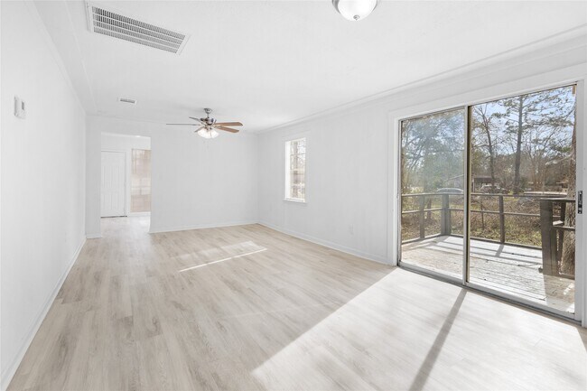 Building Photo - 16643 Lake Cir