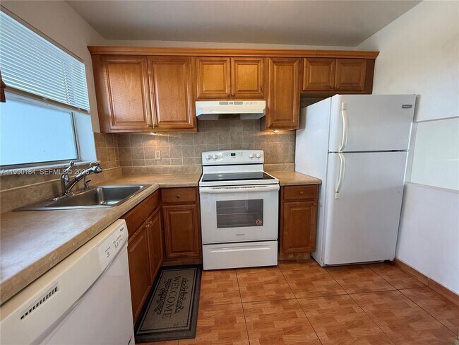 Building Photo - 8135 Sunrise Lakes Blvd