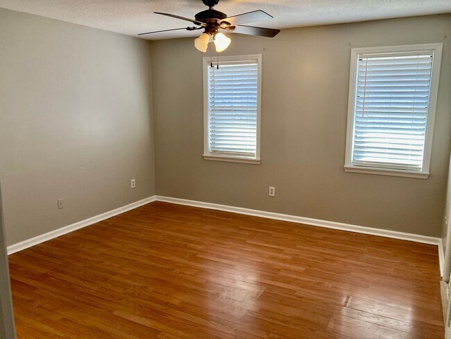 Building Photo - Columbia County Townhome