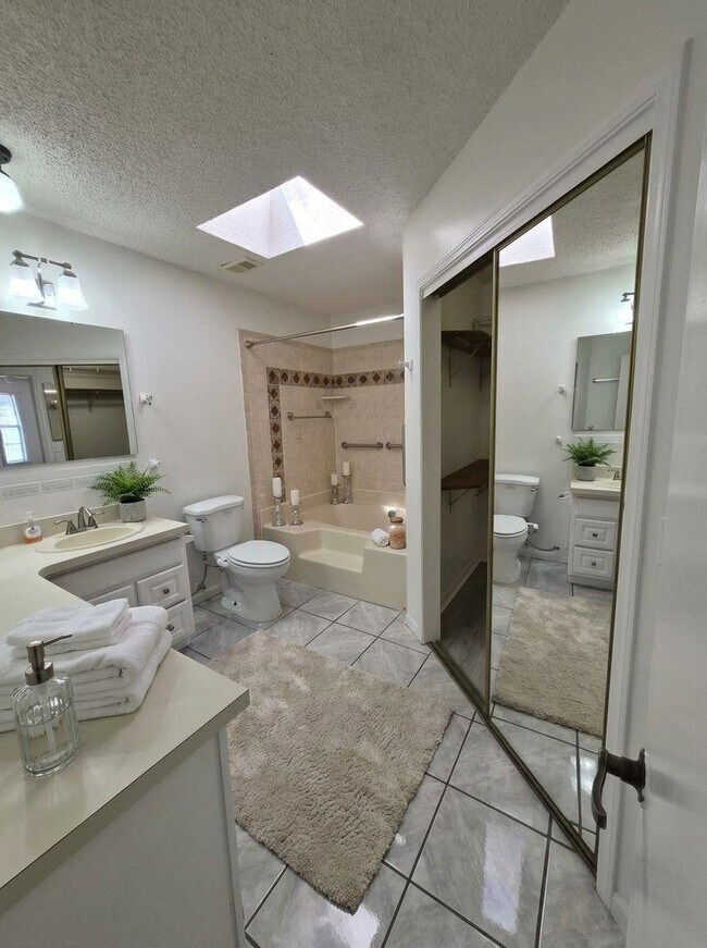 Building Photo - 57 Shores Blvd