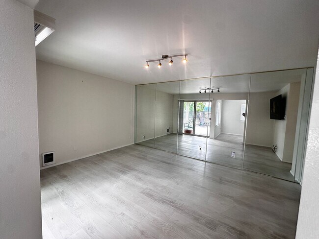Building Photo - Updated 2-Bedroom Condo with Water Views, 2 Parking Spaces & Poolside Location