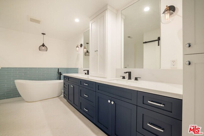 Building Photo - 502 San Vicente Blvd