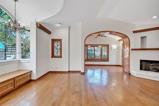 Building Photo - 325 Bontona Ave