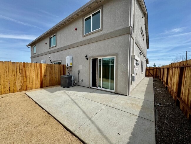 Building Photo - Stunning New Build 3-Bedroom, 2.5-Bath Triplex Apartment for Rent