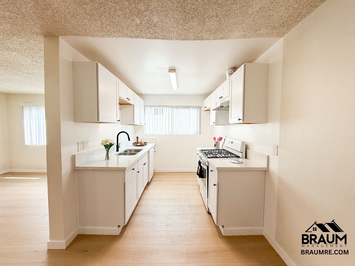Building Photo - 221 W Elm Ave