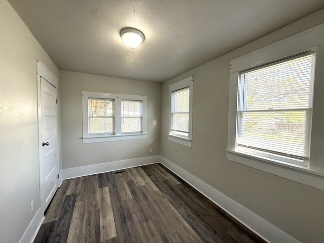 Building Photo - 524 Carter St SE