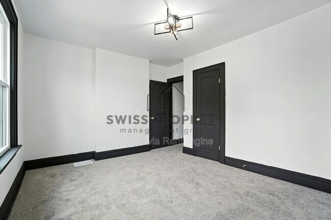 Building Photo - 889 E Livingston Ave