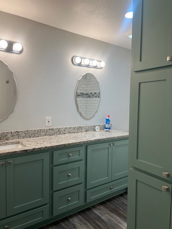 Building Photo - 557 E Elm St