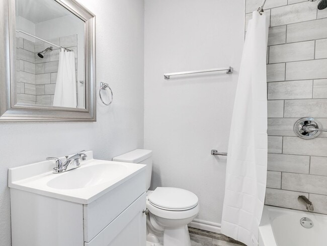 Building Photo - Freshly Renovated | 3 Bed | 2 Bath | Large...