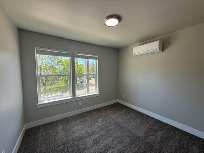 Building Photo - 3 Bedroom 2.5 Bath Townhouse!
