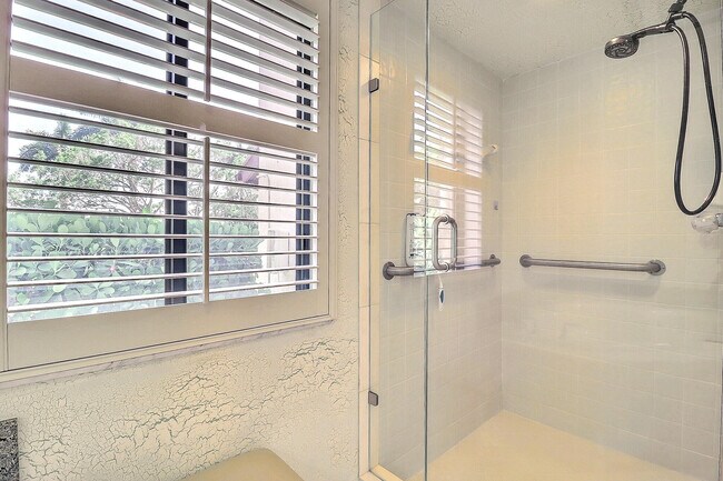 Building Photo - 5172 Fountains Dr S