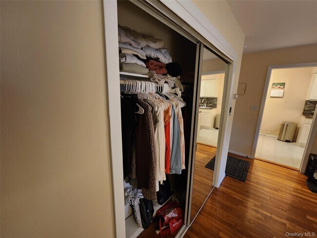 Building Photo - 6 Charles Ln