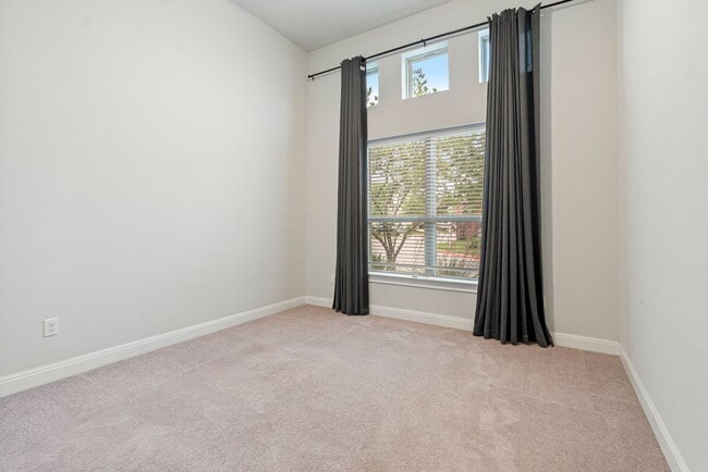 Building Photo - Beautiful 3 bedroom, 2.5 bathroom home in Summerrow Condos!!!