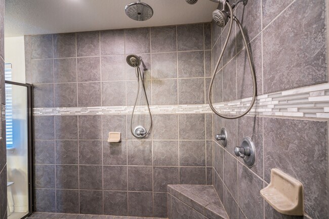 Building Photo - ** BEAUTIFUL 3 BED/ 2 BATH HOUSE **