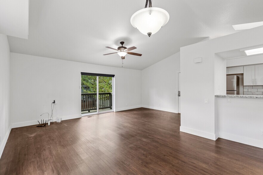 Building Photo - 111 E Oak Ave