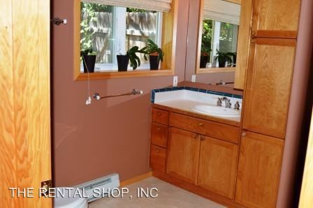 Building Photo - 1321 NW Iowa Ave