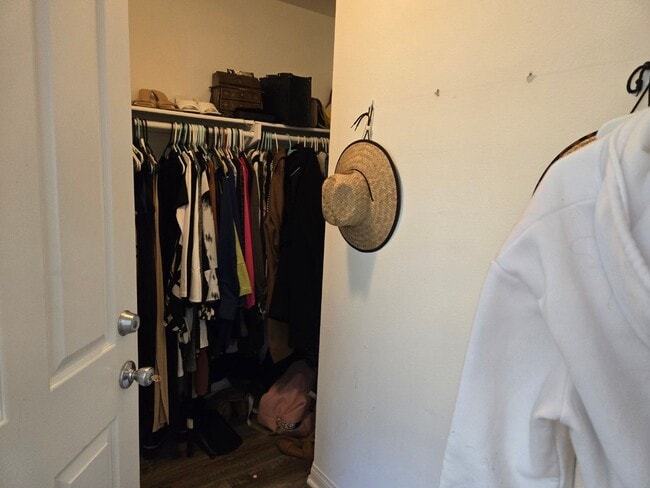 Building Photo - 4 BR 2.5 BA detached modern single-family home.