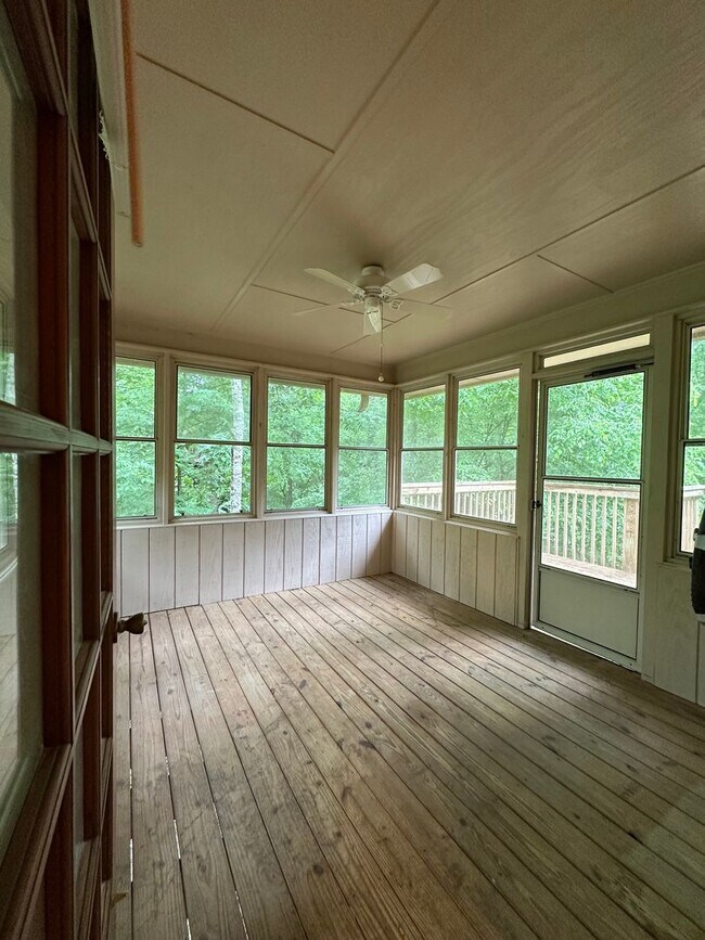 Building Photo - Available now,  3/2 with large unfinished basement, in University Heights