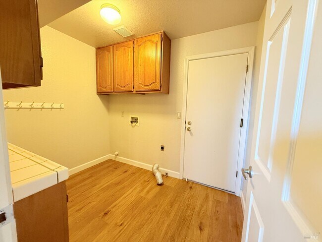 Building Photo - 861 Sonnet Dr