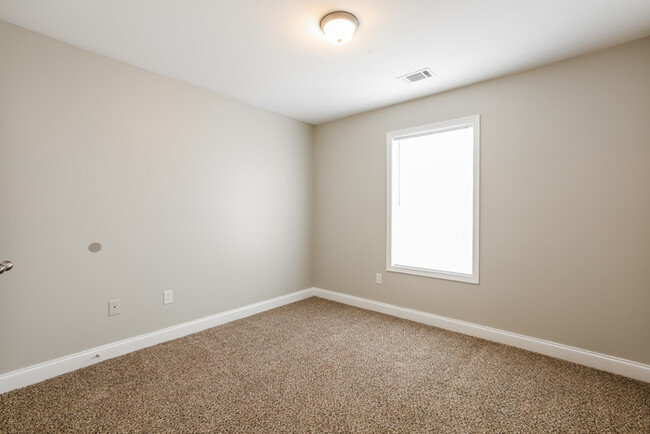 Building Photo - Spacious 5-Bedroom Home