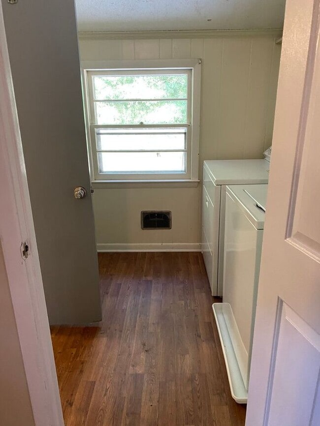 Building Photo - RENT SPECIAL! Large Brick home on UNCW bik...