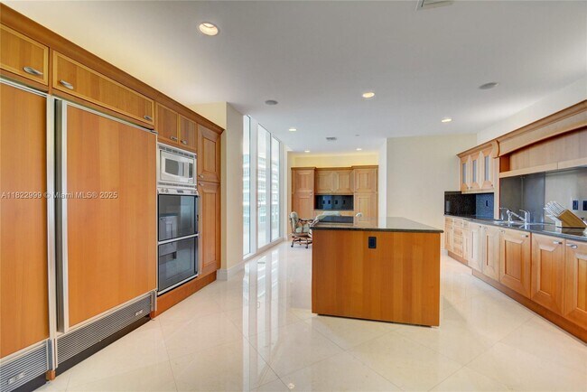 Building Photo - 20155 NE 38th Ct