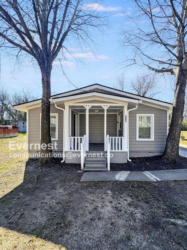 Primary Photo - 908 Davis St