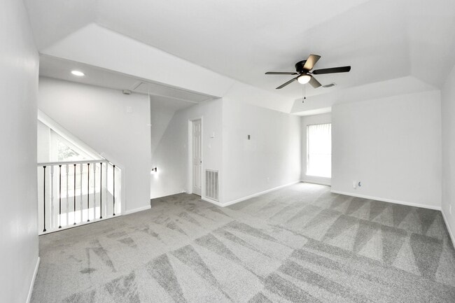 Building Photo - 5310 Oak Cove Dr