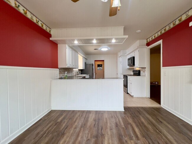 Building Photo - PRE-LEASING for June! Stunning Large 3 Bedroom Home!