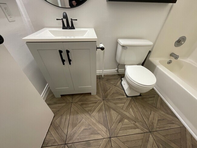 Building Photo - Beautiful 3 Bedroom 2 Bath Home at Lawrence Lake!