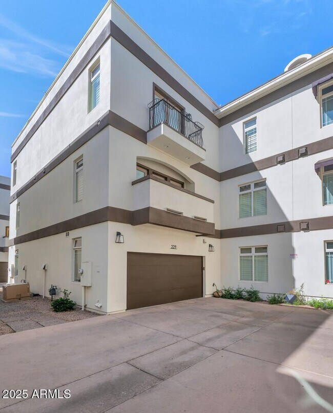 Building Photo - 229 W Portland St