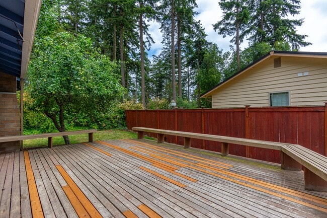 Building Photo - Newly Renovated 3 Bedroom in Oak Harbor