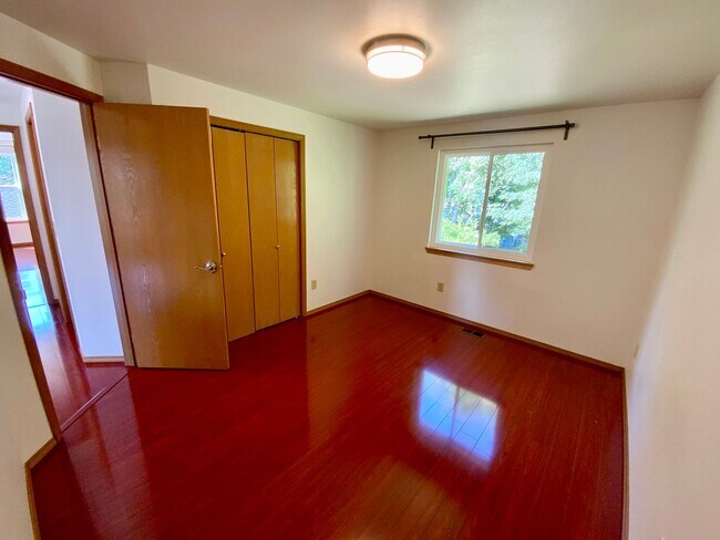 Building Photo - Stunning 4 Bedroom/2.5 bath- Move-In Ready Home with Private Backyard