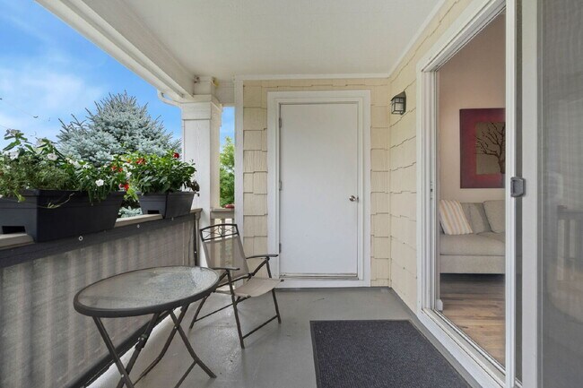 Building Photo - Bright & Spacious 2 Bedroom, 2 Bath Condo