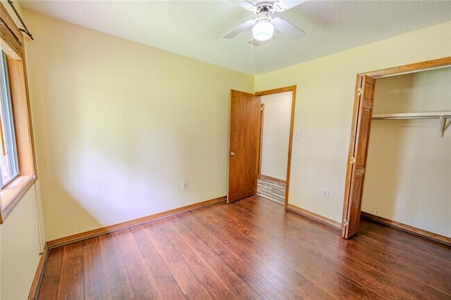 Building Photo - 3876 Higgins Rd